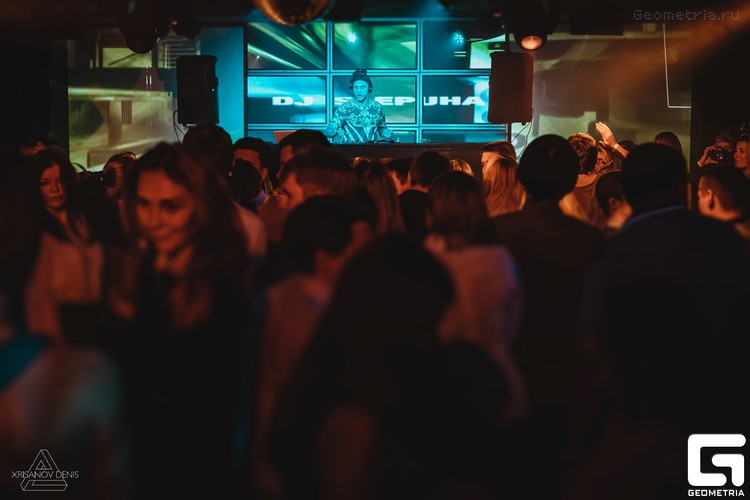 Twins сериясының порно фейктері