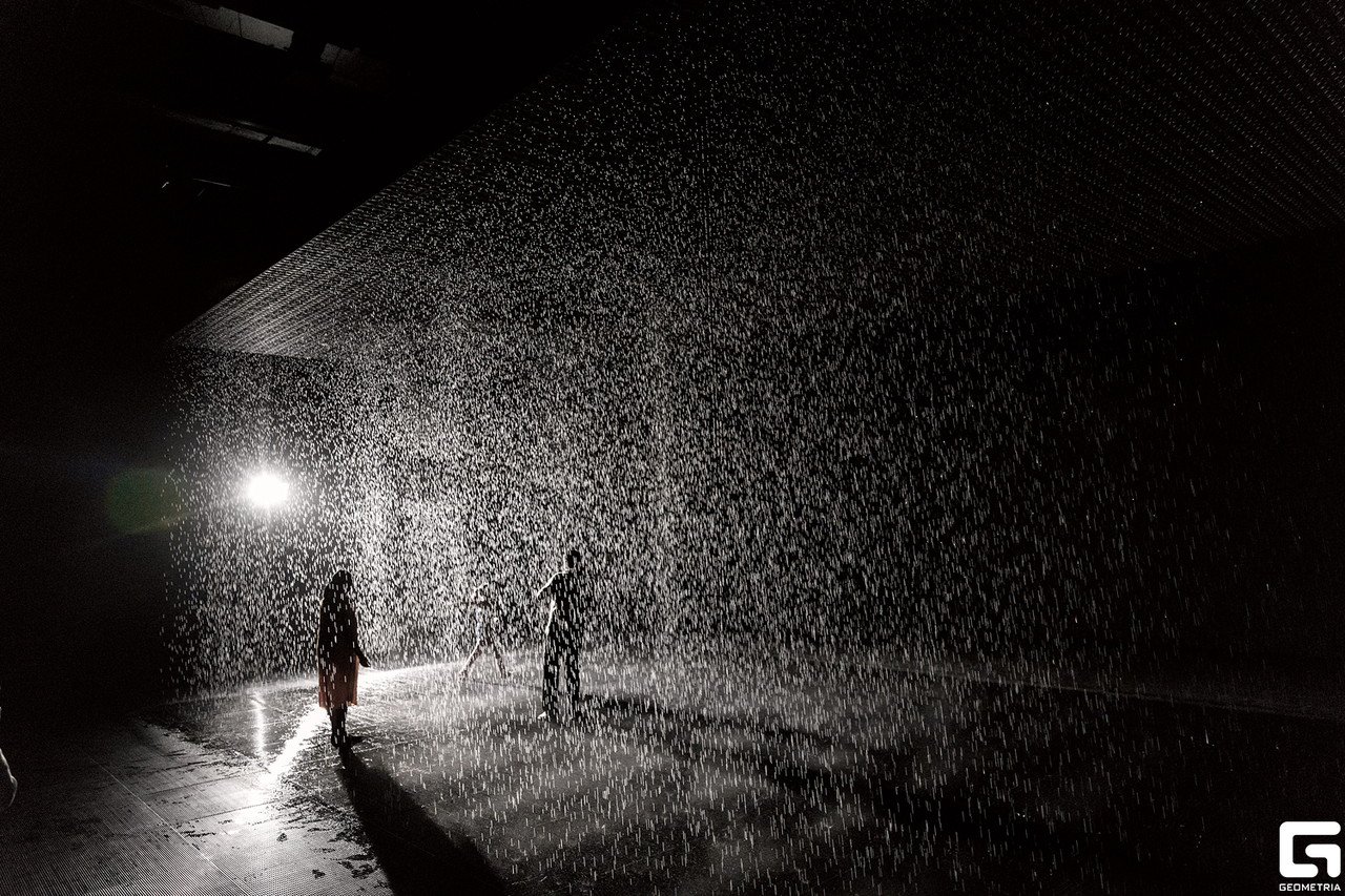 Rain room. Rain Room Шарджа. Комната дождя в Шардже. Дождевая комната в Шардже. Музей дождя в Шардже.