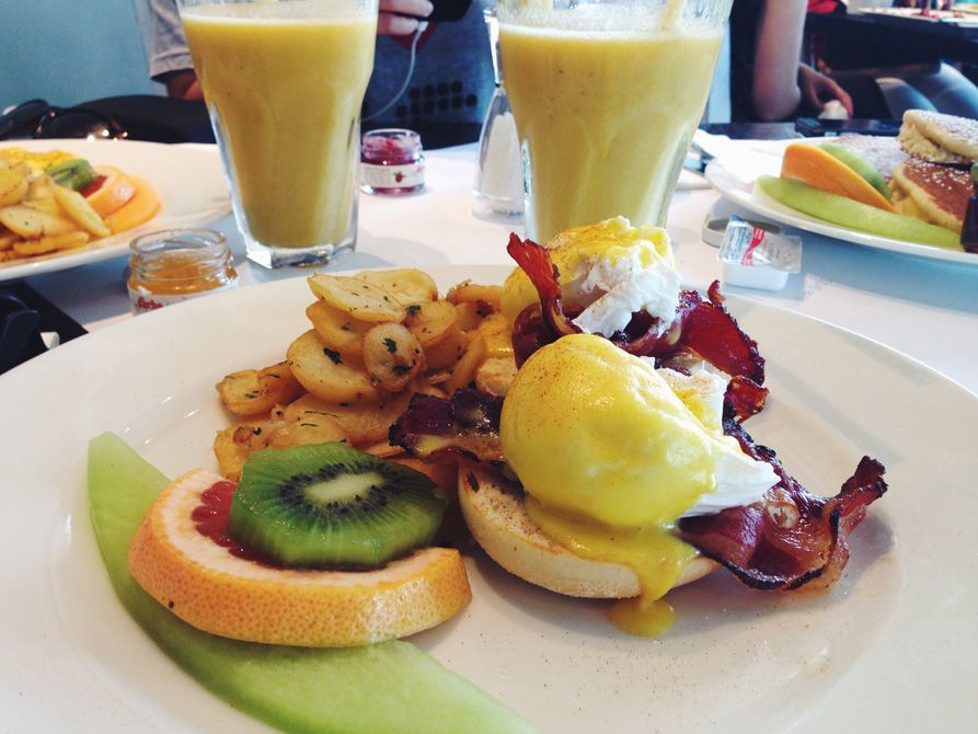 Завтрак в дубае. Eggspectation Dubai. Дубай завтрак в отеле. Завтрак в Дубае фото.